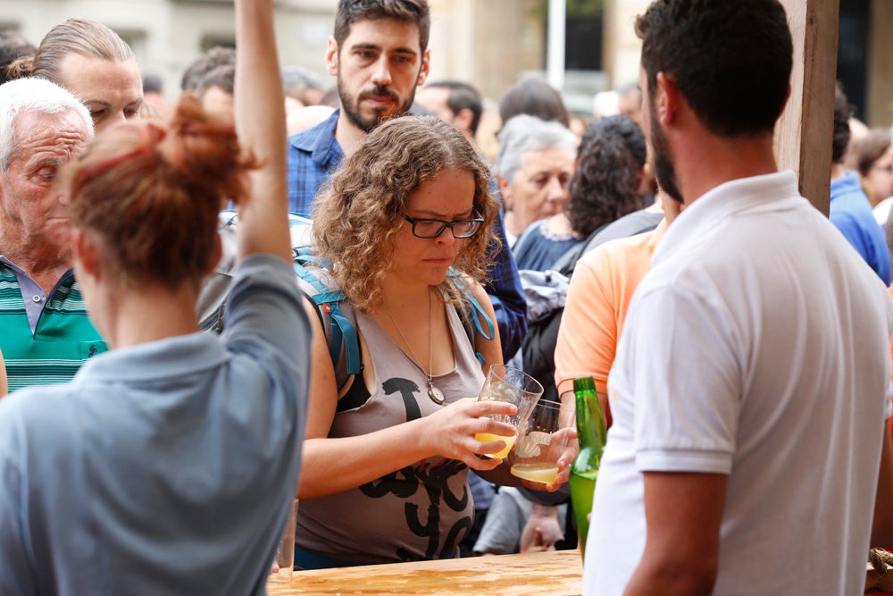 La Fiesta de la Sidra Natural se despide hasta el año que viene despachando cientos de botellas, premiando a los mejores llagareros