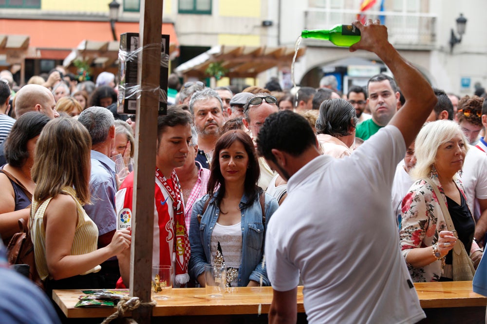La Fiesta de la Sidra Natural se despide hasta el año que viene despachando cientos de botellas, premiando a los mejores llagareros