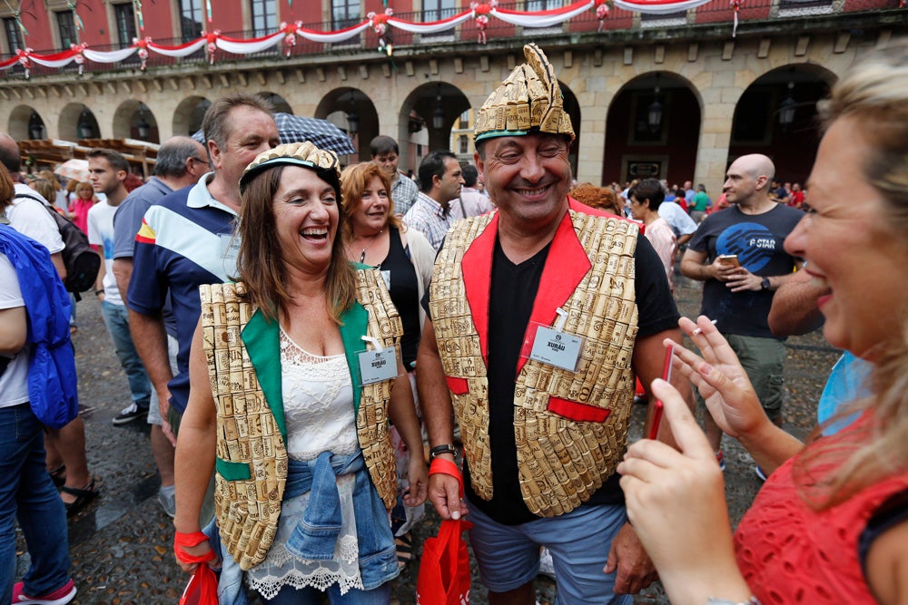 La Fiesta de la Sidra Natural se despide hasta el año que viene despachando cientos de botellas, premiando a los mejores llagareros