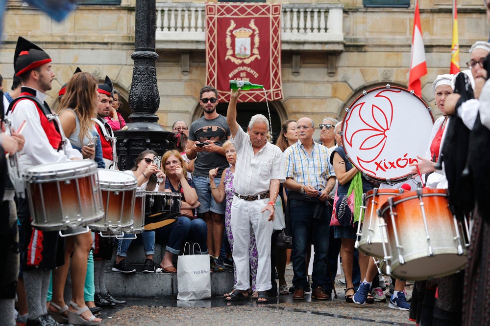 La Fiesta de la Sidra Natural se despide hasta el año que viene despachando cientos de botellas, premiando a los mejores llagareros