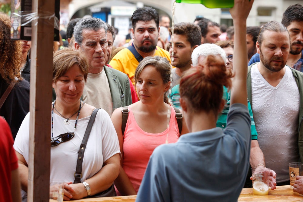 La Fiesta de la Sidra Natural se despide hasta el año que viene despachando cientos de botellas, premiando a los mejores llagareros