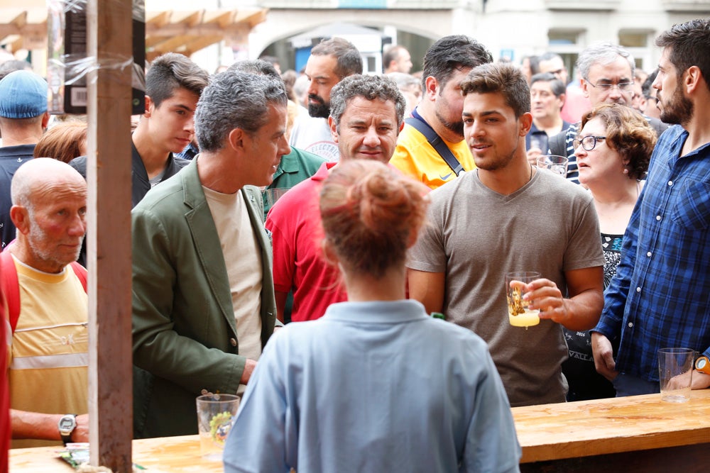 La Fiesta de la Sidra Natural se despide hasta el año que viene despachando cientos de botellas, premiando a los mejores llagareros