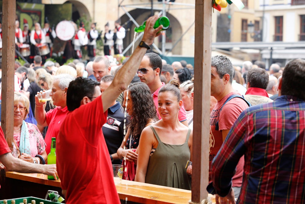 La Fiesta de la Sidra Natural se despide hasta el año que viene despachando cientos de botellas, premiando a los mejores llagareros