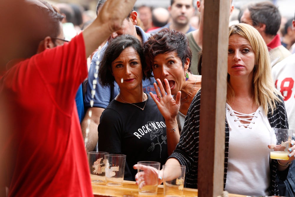 La Fiesta de la Sidra Natural se despide hasta el año que viene despachando cientos de botellas, premiando a los mejores llagareros