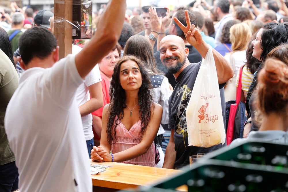 La Fiesta de la Sidra Natural se despide hasta el año que viene despachando cientos de botellas, premiando a los mejores llagareros