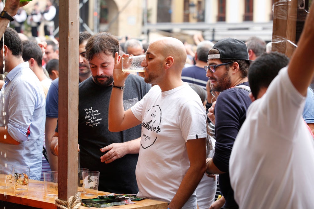 La Fiesta de la Sidra Natural se despide hasta el año que viene despachando cientos de botellas, premiando a los mejores llagareros