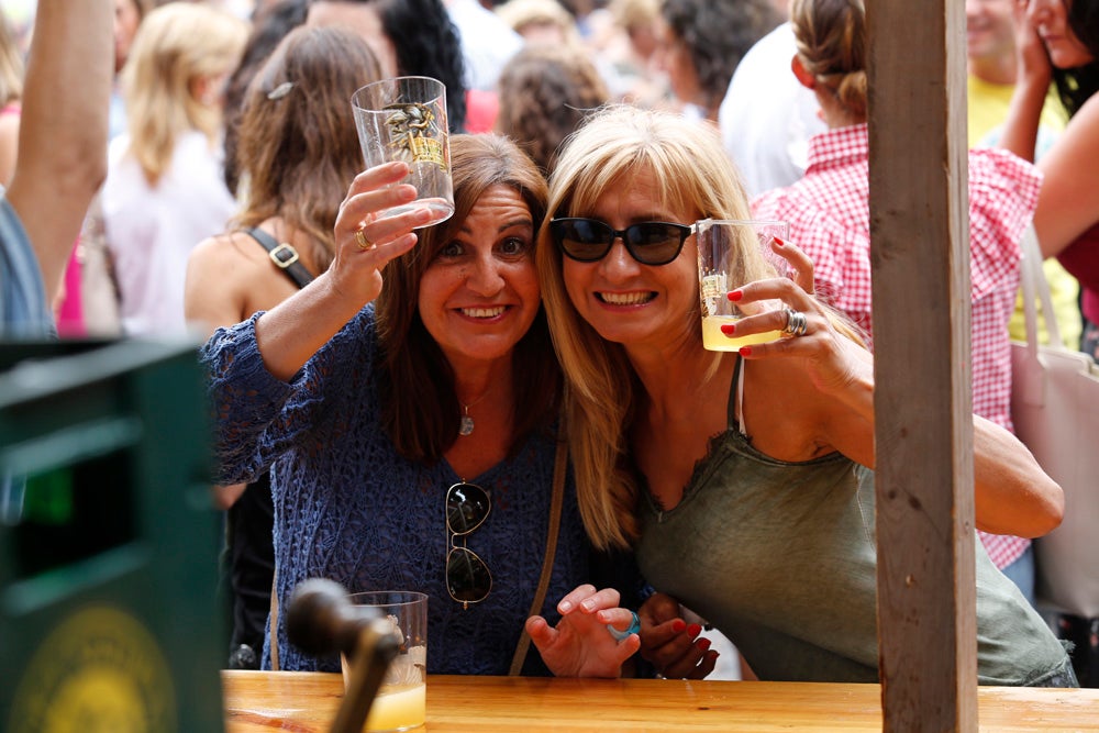 La Fiesta de la Sidra Natural se despide hasta el año que viene despachando cientos de botellas, premiando a los mejores llagareros
