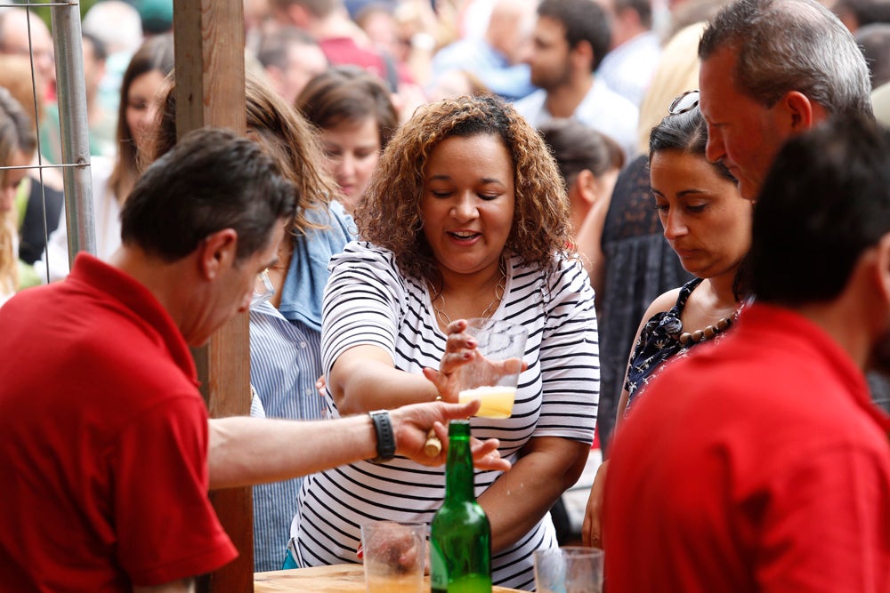 La Fiesta de la Sidra Natural se despide hasta el año que viene despachando cientos de botellas, premiando a los mejores llagareros