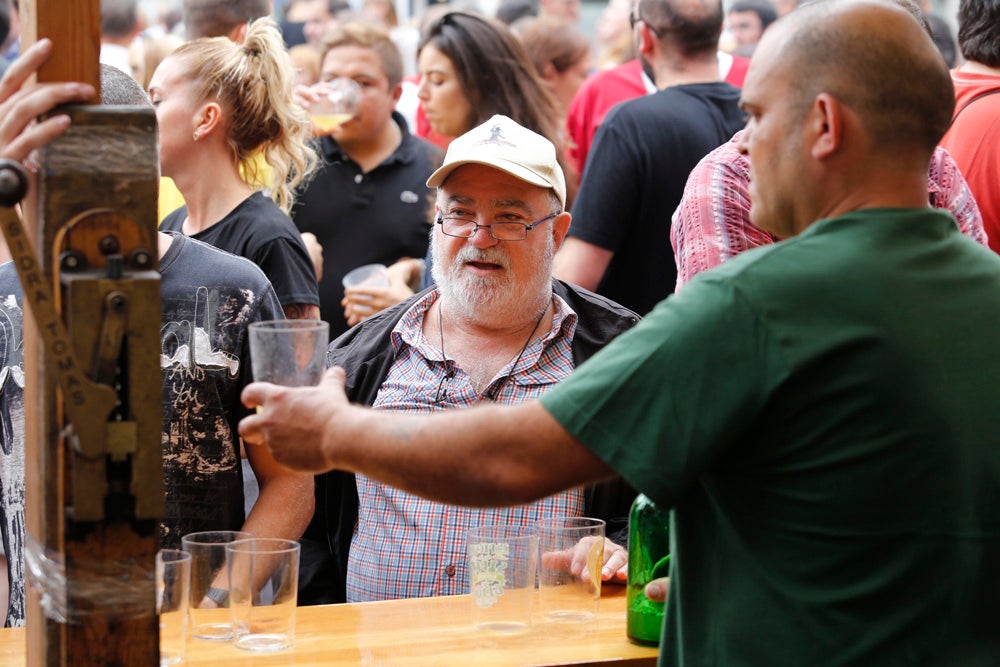La Fiesta de la Sidra Natural se despide hasta el año que viene despachando cientos de botellas, premiando a los mejores llagareros