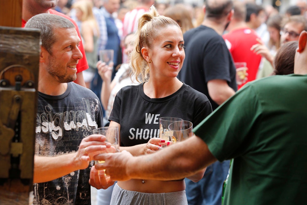 La Fiesta de la Sidra Natural se despide hasta el año que viene despachando cientos de botellas, premiando a los mejores llagareros