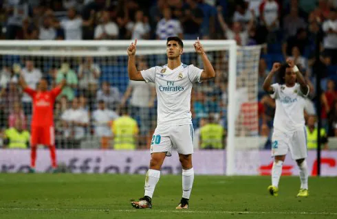 Asensio celebra un gol señalando al cielo. 