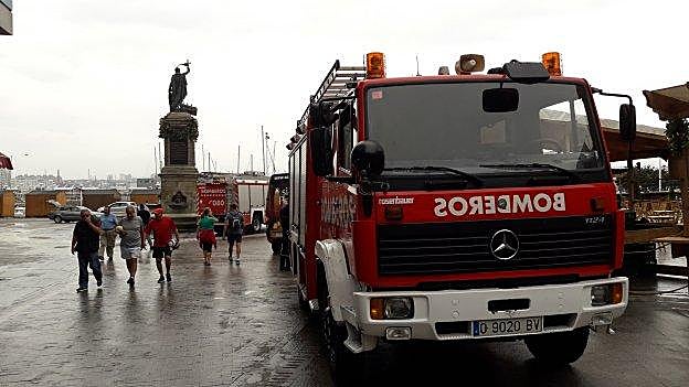 Dos camiones de Bomberos, en la plaza del Marqués, aprovisionando agua a los llagareros. :: A. A.