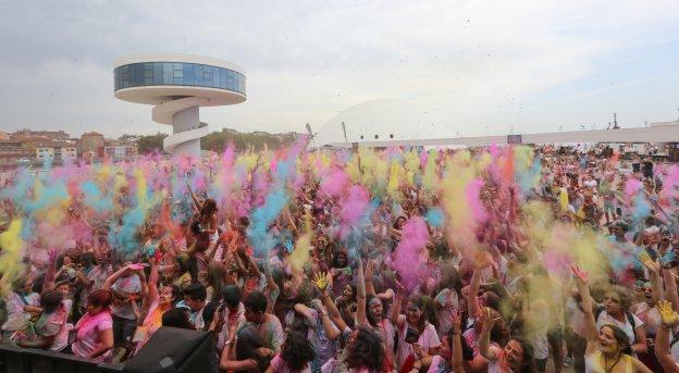 El lanzamiento de polvos de colores cada hora enloquecía al público que llenó ayer la plaza del Centro Niemeyer desde la apertura de puertas, a las cuatro de la tarde. 