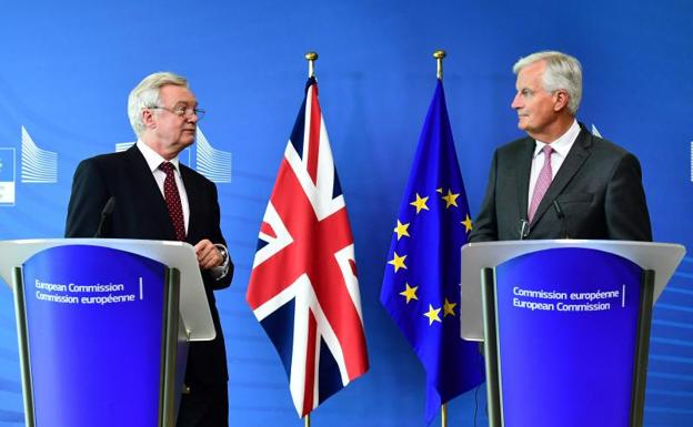 David Davis y Michel Barnier.