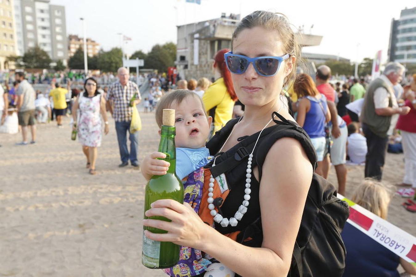 ¿Estuviste en el récord de escanciado simultáneo de 2017? ¡Búscate! (9)