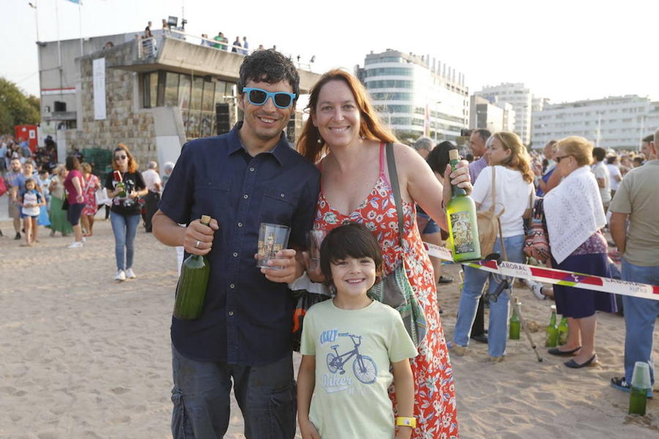 ¿Estuviste en el récord de escanciado simultáneo de 2017? ¡Búscate! (9)