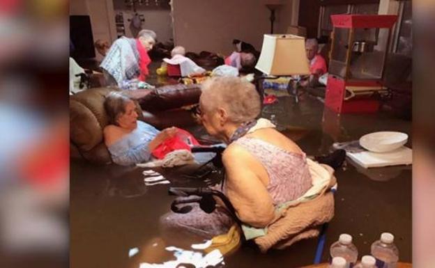 Ancianos de una residencia esperan sumergidos en agua a ser rescatados del huracán Harvey