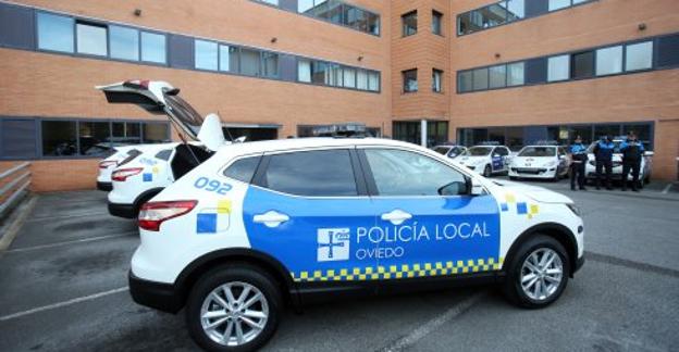 Un vehículo y policías locales en el cuartel de Rubín. 