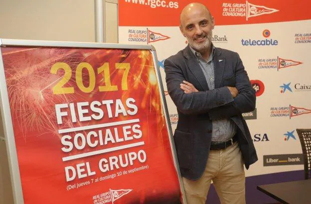 Antonio Corripio, junto al cartel anunciador de las fiestas patronales del Grupo en 2017. 