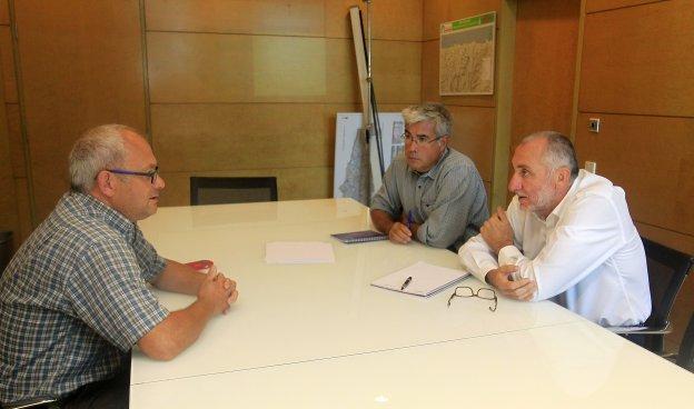 Roberto Hartasánchez y Benigno Fernández charlan en presencia de un técnico de la consejería. 