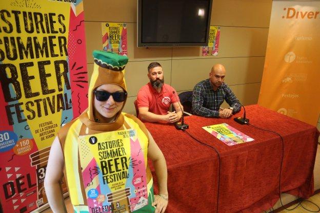 Serxu Solares, organizador del evento, y el concejal Jesús Martínez Salvador, en la presentación. 