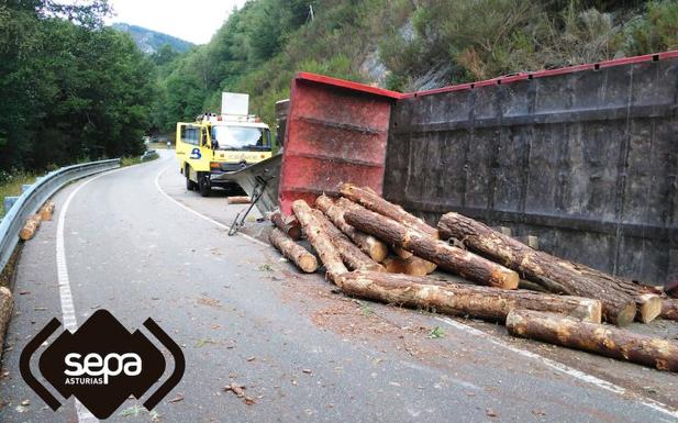 Un camionero herido tras volcar en Santa Eulalia de Oscos 