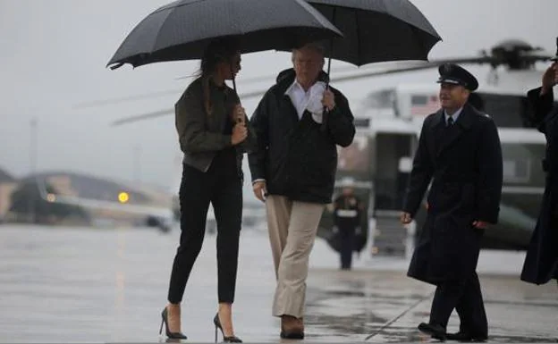 El polémico 'look' de Melania Trump para visitar a las víctimas de la tormenta tropical Harvey