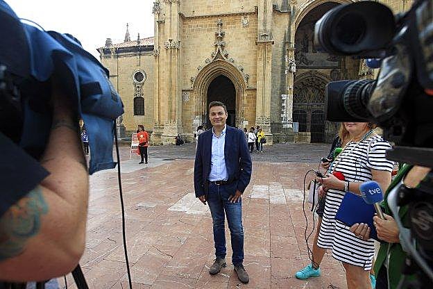 Pedro de Rueda, ayer, ante la plaza de la Catedral. 