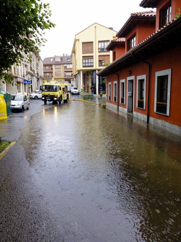 Las fuertes lluvias provocan inundaciones en Llanes