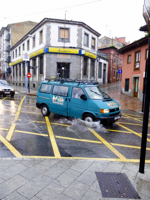 Las fuertes lluvias provocan inundaciones en Llanes