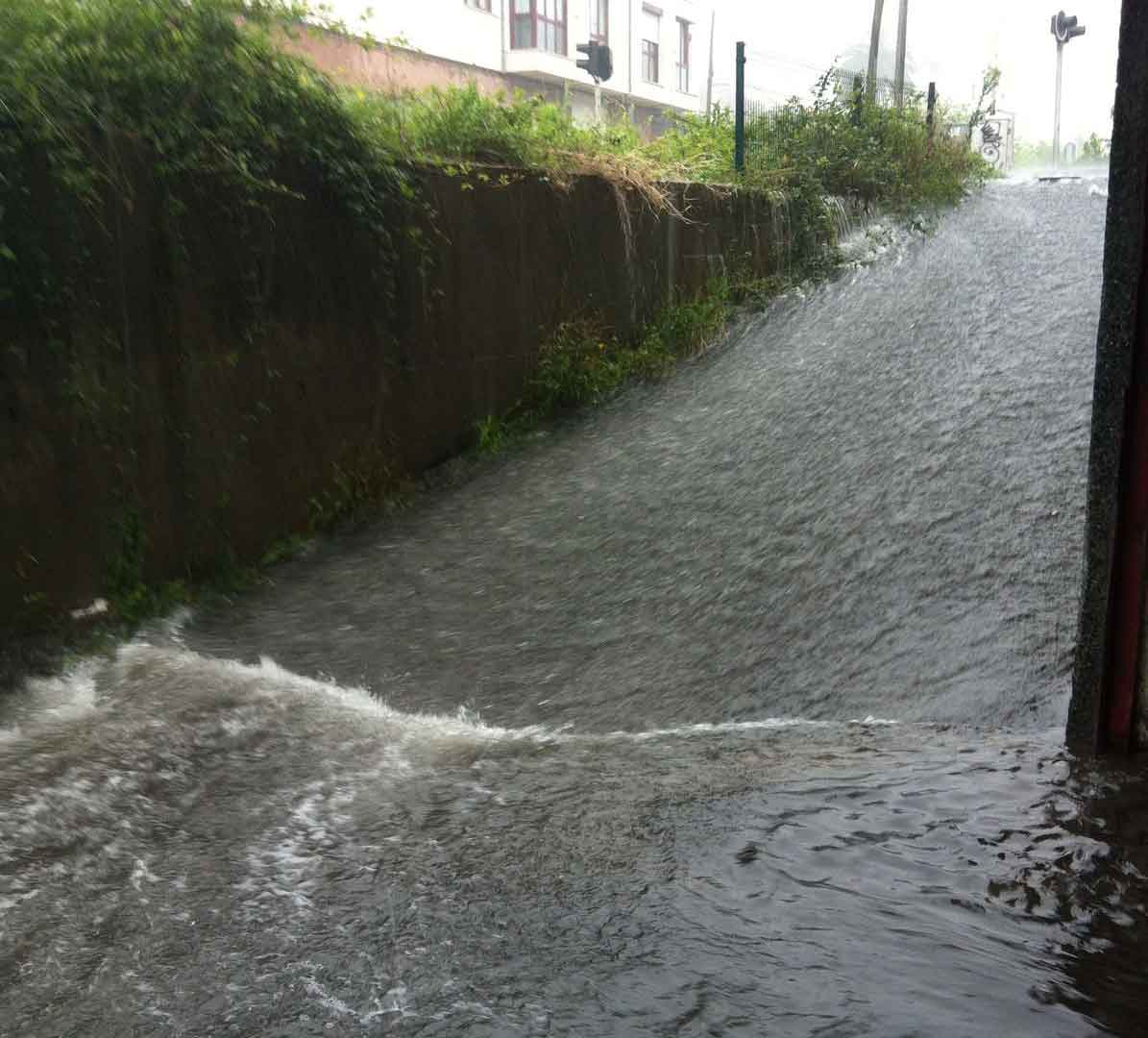 Las fuertes lluvias provocan inundaciones en Llanes