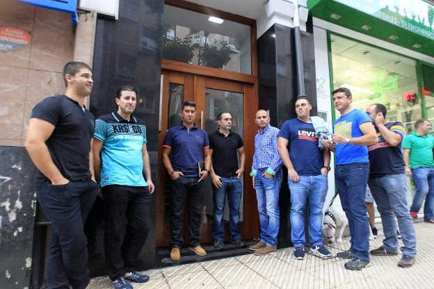 Miembros de la sección sindical de USO, ayer en Oviedo, antes de entrar en la reunión. 