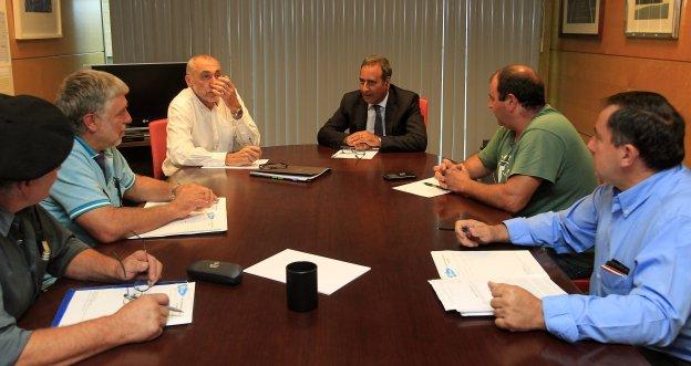 Benigno Fernández y Fernando Lastra, con los representantes de Usaga. 