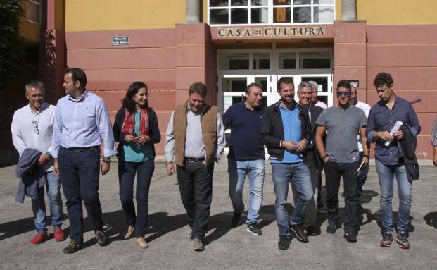 Luis Tudanca, tercero por la derecha, junto a representantes políticos de Villablino y los comités sindicales de Astur Leonesa e Hijos de Baldomero García.