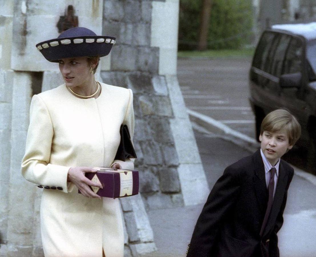 El príncipe Guillermo acompaña a su madre, el 19 de abril de 1992, hacia la iglesia de San Jorge en el interior del Castillo Windsor.