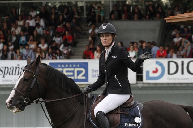 Laura Renwick, con 'Van de Vivaldi', tras terminar precipitadamente su recorrido por la presencia de un operario en la pista. 