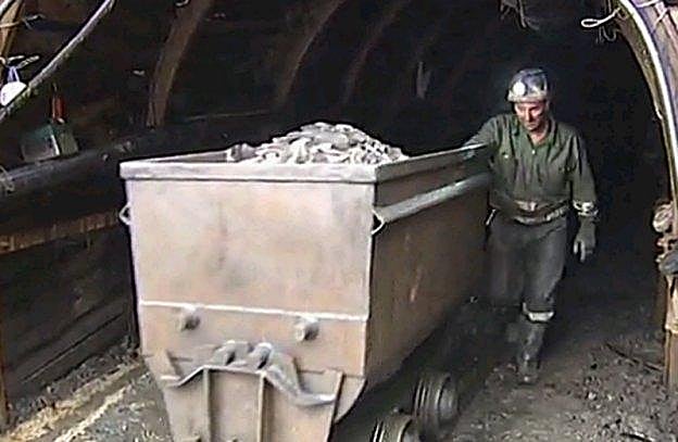 Uno de los mineros de Mina Julita sacando un vagón de carbón en la mañana de ayer. 