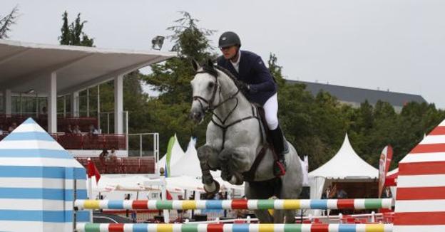 El veterano jinete belga François Mathy Jr. supera, con 'Casanova de L'Herse', uno de los obstáculos. 