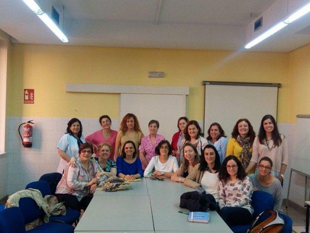 Ingrid Hernández (de pie, a la derecha), acompañada de un grupo de médicos eventuales. 