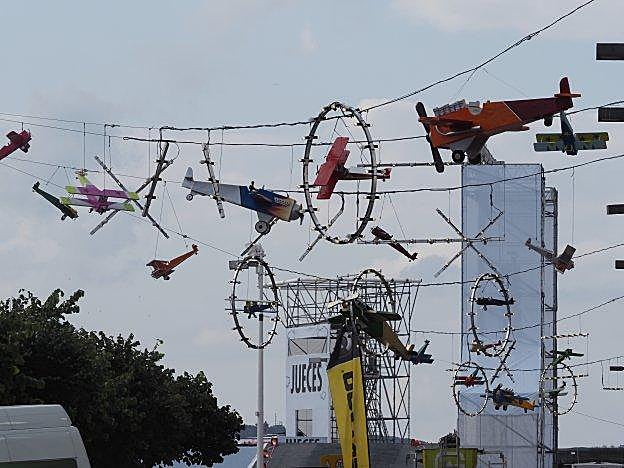 El puerto deportivo está decorado con motivos aéreos para la ocasión.