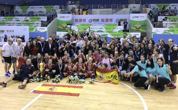 La gijonesa Sara Lolo, con la Copa de campeonas, celebra la conquista del sexto título española femenino con la delegación femenina hispana desplazada a Nanjing.