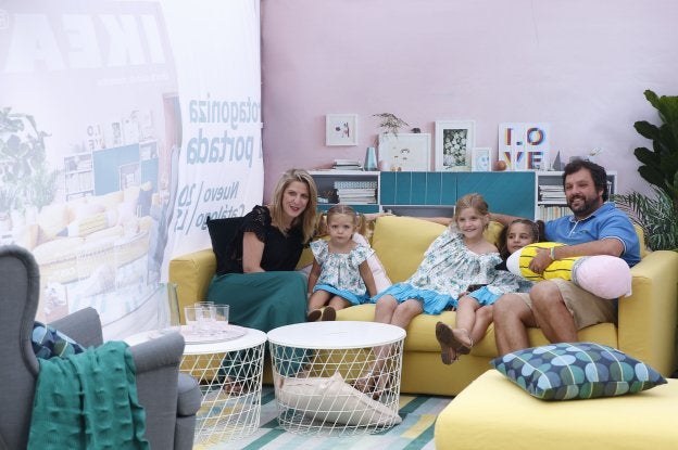 Una familia, posa en el sofá instalado en El Parchís. 