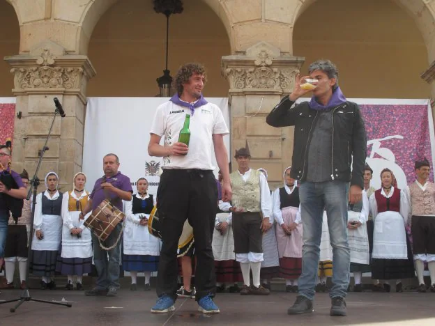 Nando Agüeros bebe el primer culín de la fiesta, escanciado por Agustín Rodríguez 'Guti'. 