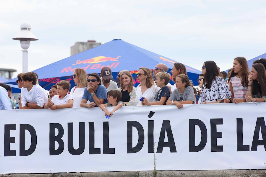 Miles de personas abarrotan el Puerto Deportivo para disfrutar de la competición