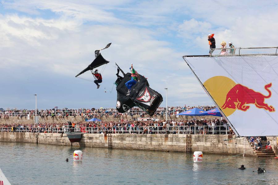 Miles de personas abarrotan el Puerto Deportivo para disfrutar de la competición