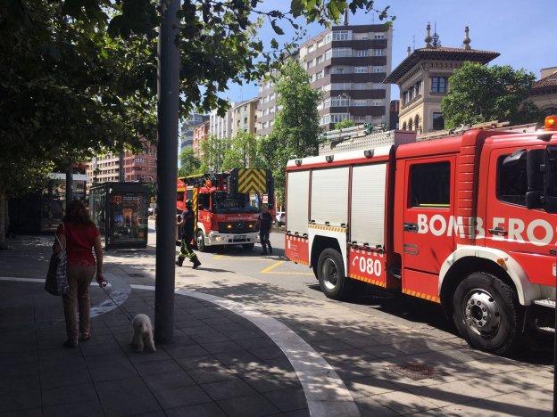 Camiones de bomberos en la calle Palacio Valdés. :: L. RAMOS
