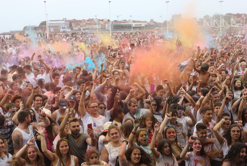Cientos de personas se congregaron en la explanada de Poniente para despedir el verano con música y color