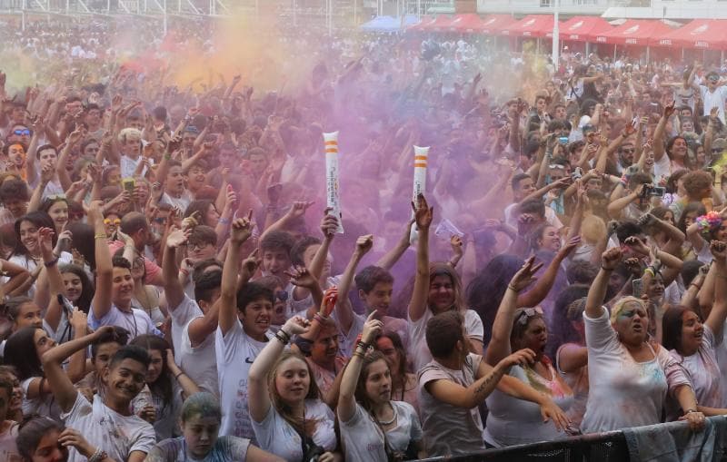 Cientos de personas se congregaron en la explanada de Poniente para despedir el verano con música y color