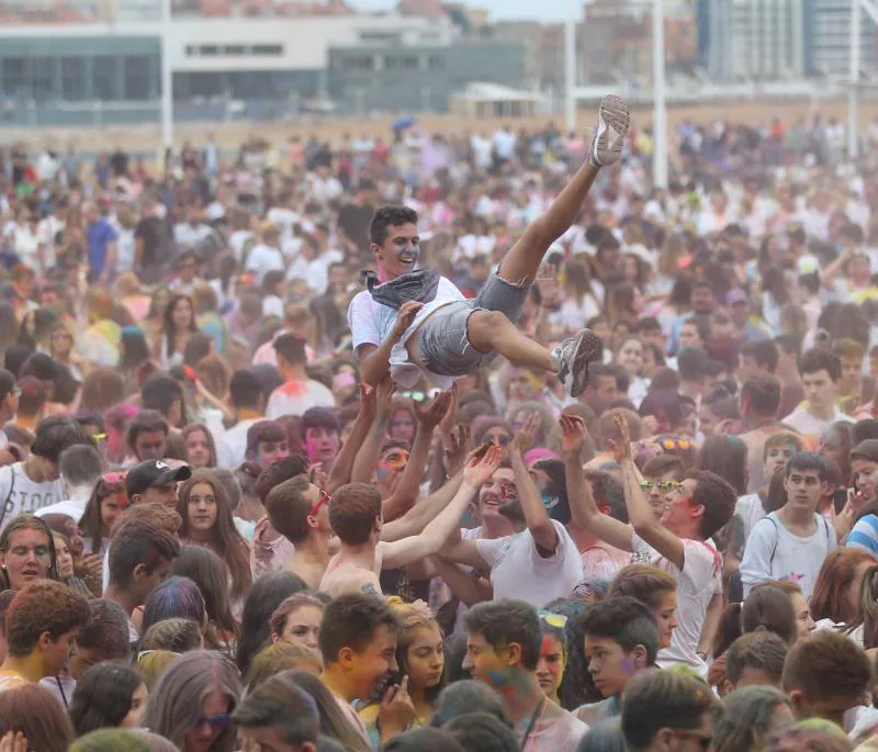 Cientos de personas se congregaron en la explanada de Poniente para despedir el verano con música y color