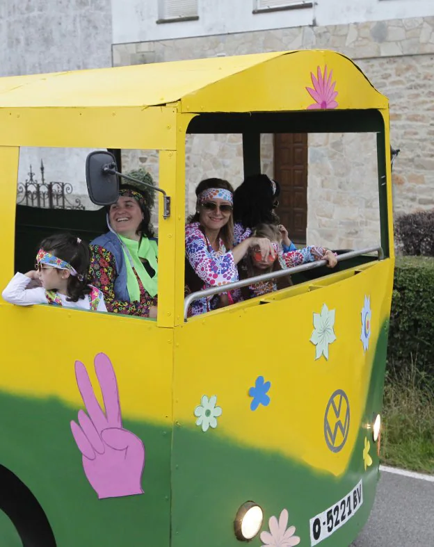 Un autobús hippie, lleno de colorido. 